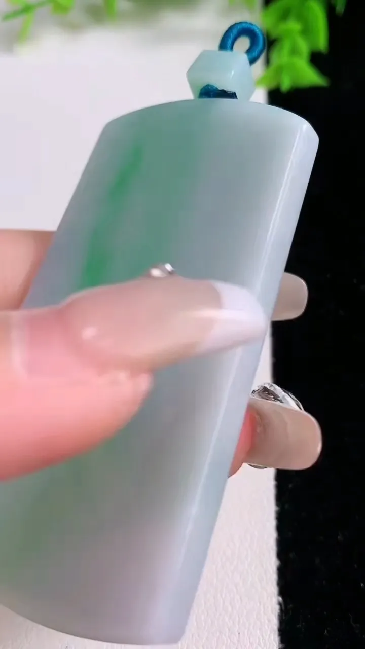 天然A货翡翠无事牌吊坠，尺寸66-38.8-5.2，重量:41.47g
1月27日