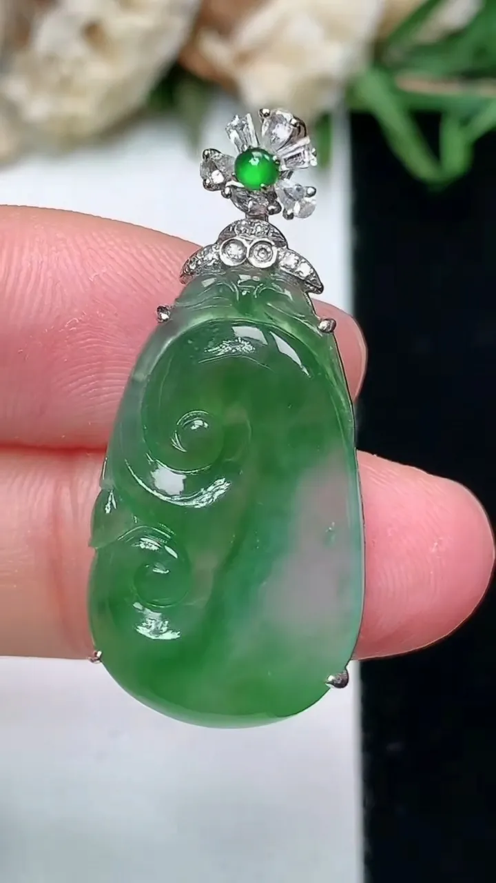 天然A货翡翠如意吊坠，尺寸24.8-15.2-5.5，重量:3.90g
1月27日