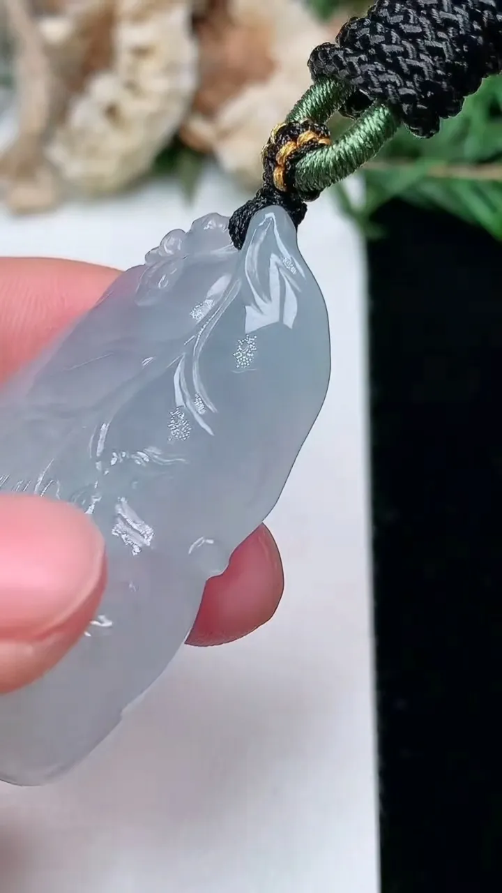 天然A货翡翠无相观音吊坠，尺寸42.9-25-9.2，重量:16.99g
1月27日