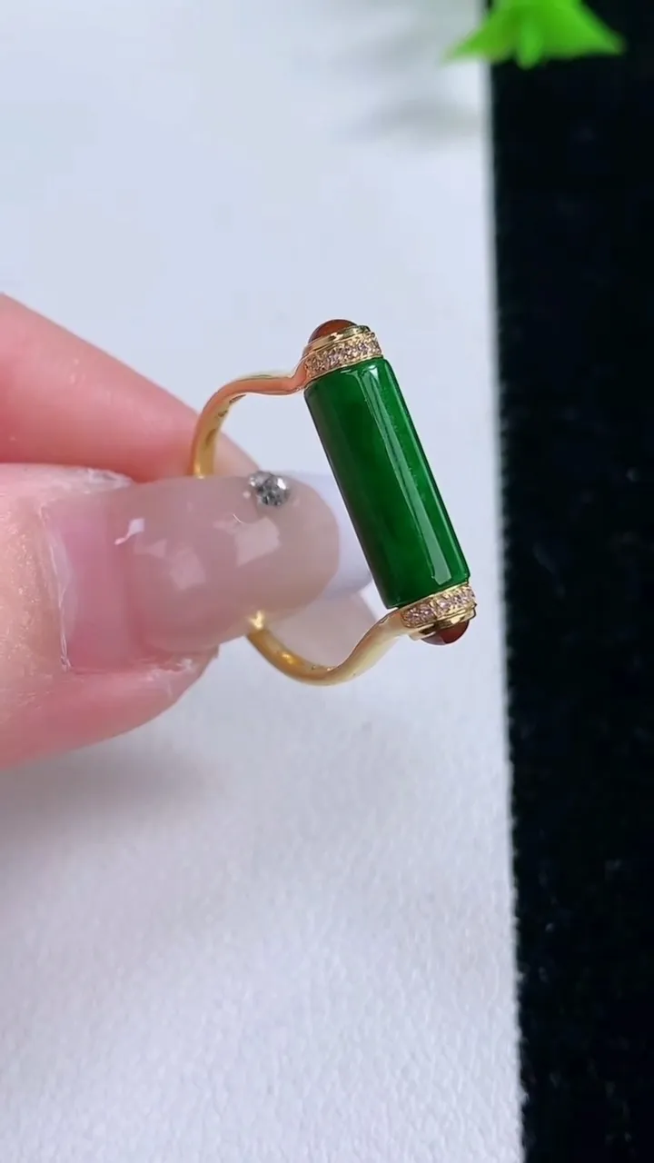 天然A货翡翠路路通戒指，尺寸17.7-4.5，重量:2.71g2026年1月27日
工厂直销收藏佳品,种好水足，色泽均匀，有种有色，上手高大气！