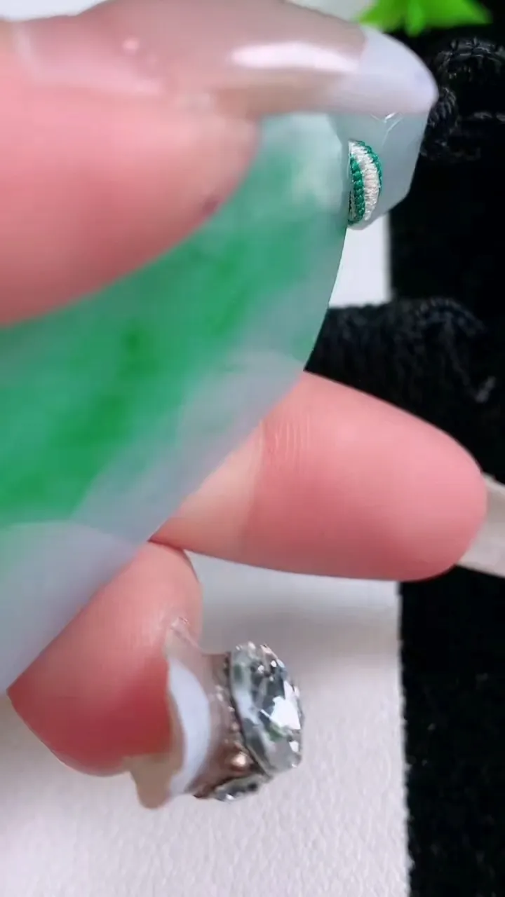 天然A货翡翠无事牌吊坠，尺寸48.3-29-3.6，重量:19.32g
1月27日