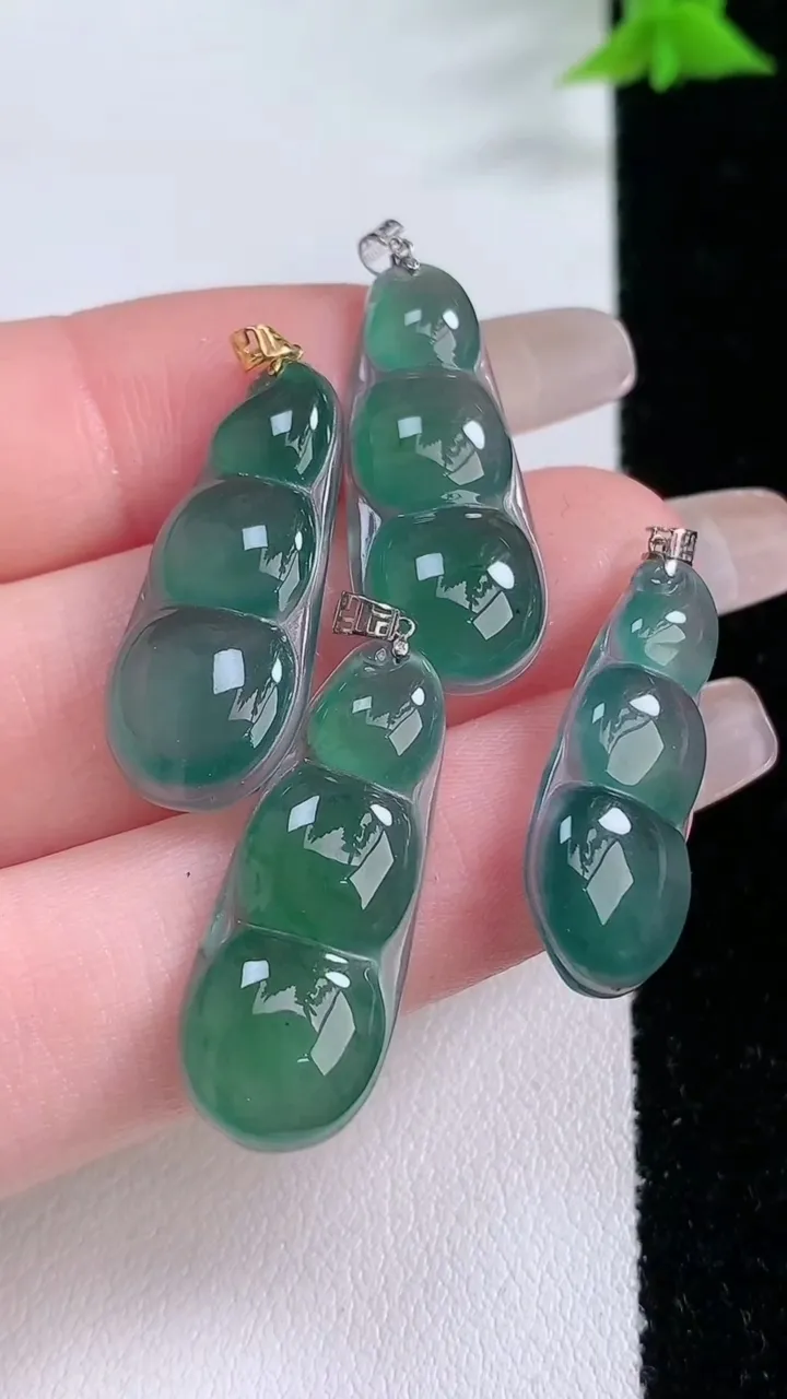 天然A货翡翠福豆吊坠一手，尺寸25.3-10.6-3.7，重量:8.67g
1月27日