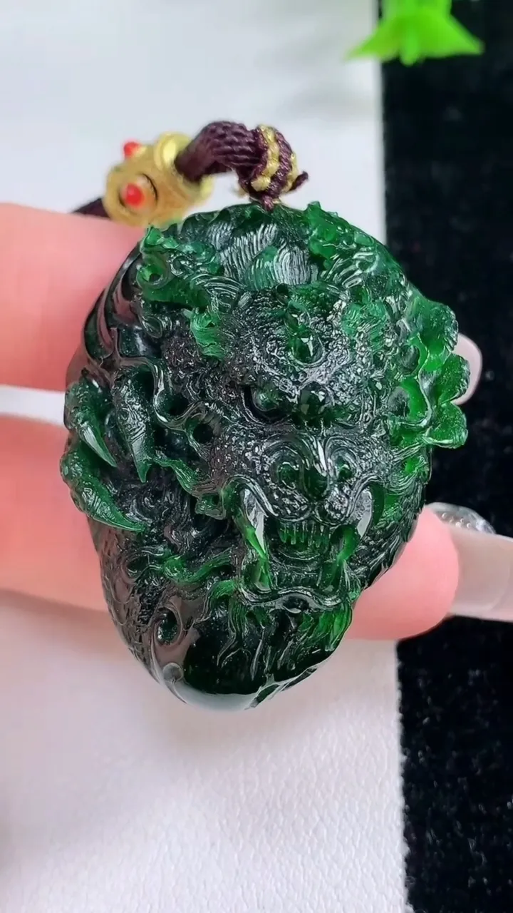 天然A货翡翠龙牌吊坠，尺寸43-32.2-17.4，重量:35.91g
1月27日