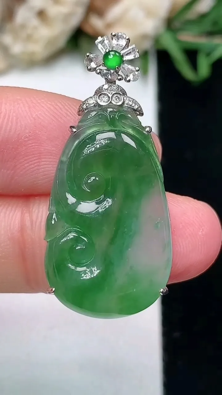 天然A货翡翠如意吊坠，尺寸24.8-15.2-5.5，重量:3.90g
1月27日