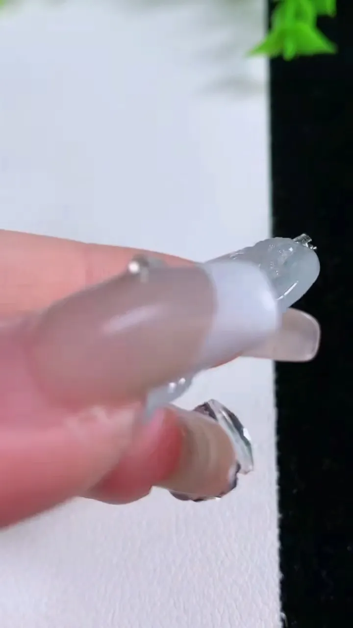 天然A货翡翠种白冰观音菩萨吊坠，尺寸41.4-27.4-3.6，重量:7.96g
1月27日