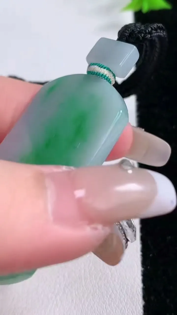 天然A货翡翠无事牌吊坠，尺寸48.3-29-3.6，重量:19.32g
1月27日