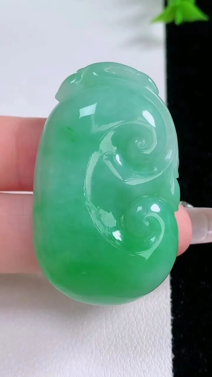 天然A货翡翠如意吊坠，尺寸46-27.7-8.2，重量:21.98g
1月27日