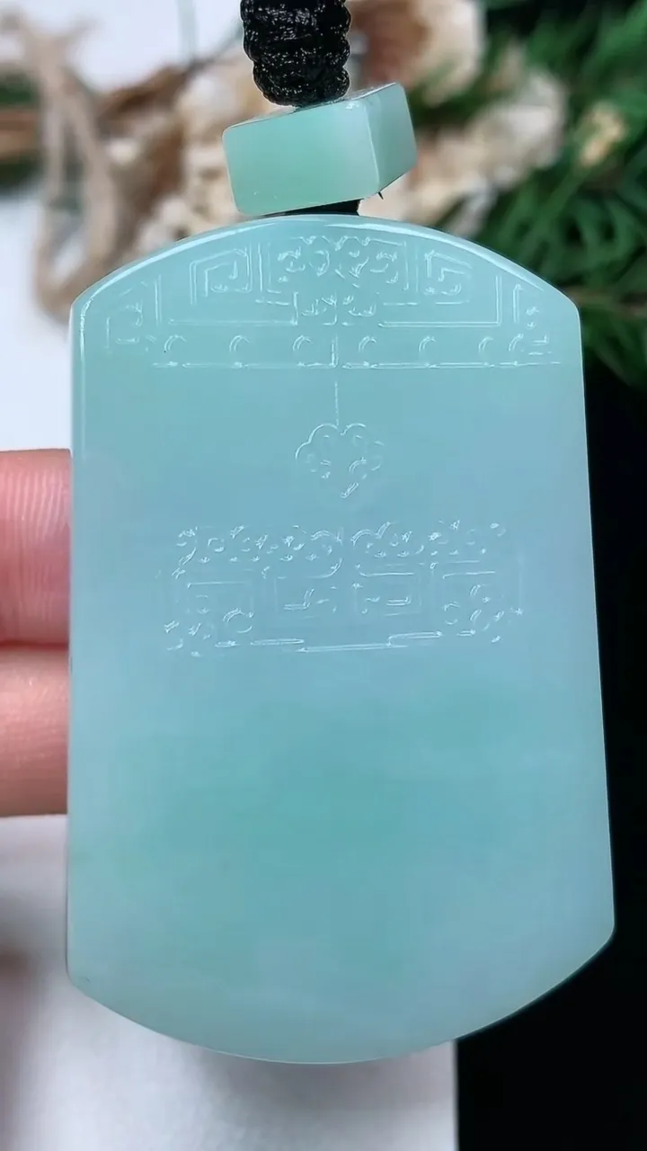 天然A货翡翠仿古无事牌吊坠，尺寸52.9-35-11.5，重量:65.27g
1月27日