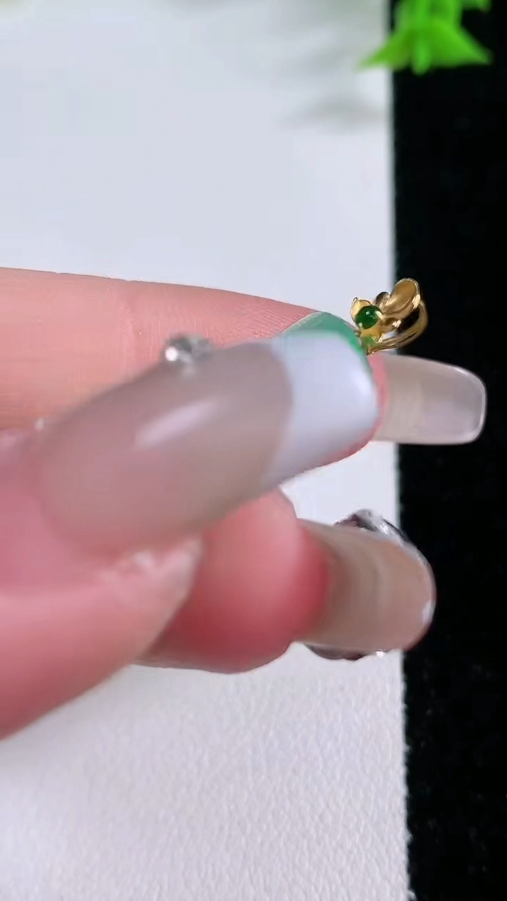 天然A货翡翠无事牌吊坠，尺寸29.8-15.8-4，重量:4.74g
1月27日