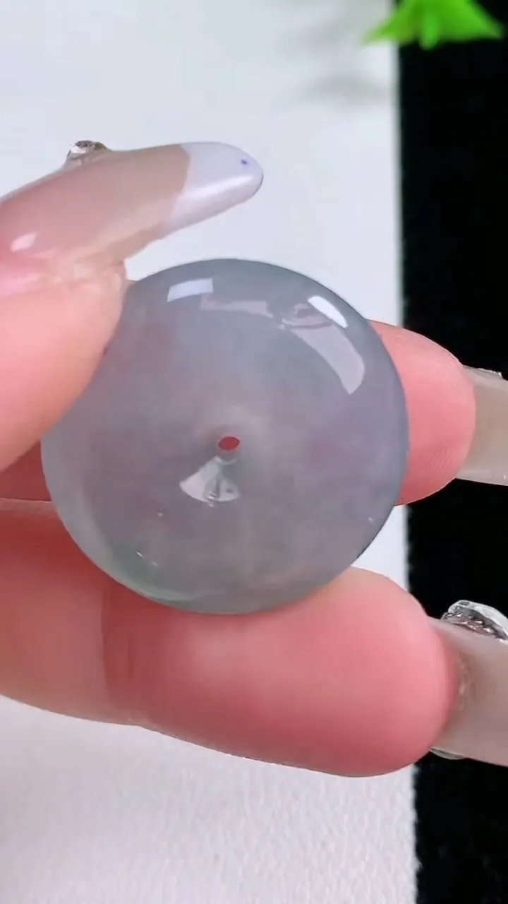 天然A货翡翠飘花平安扣吊坠，尺寸23.2-5.6，重量:6.35g
1月27日