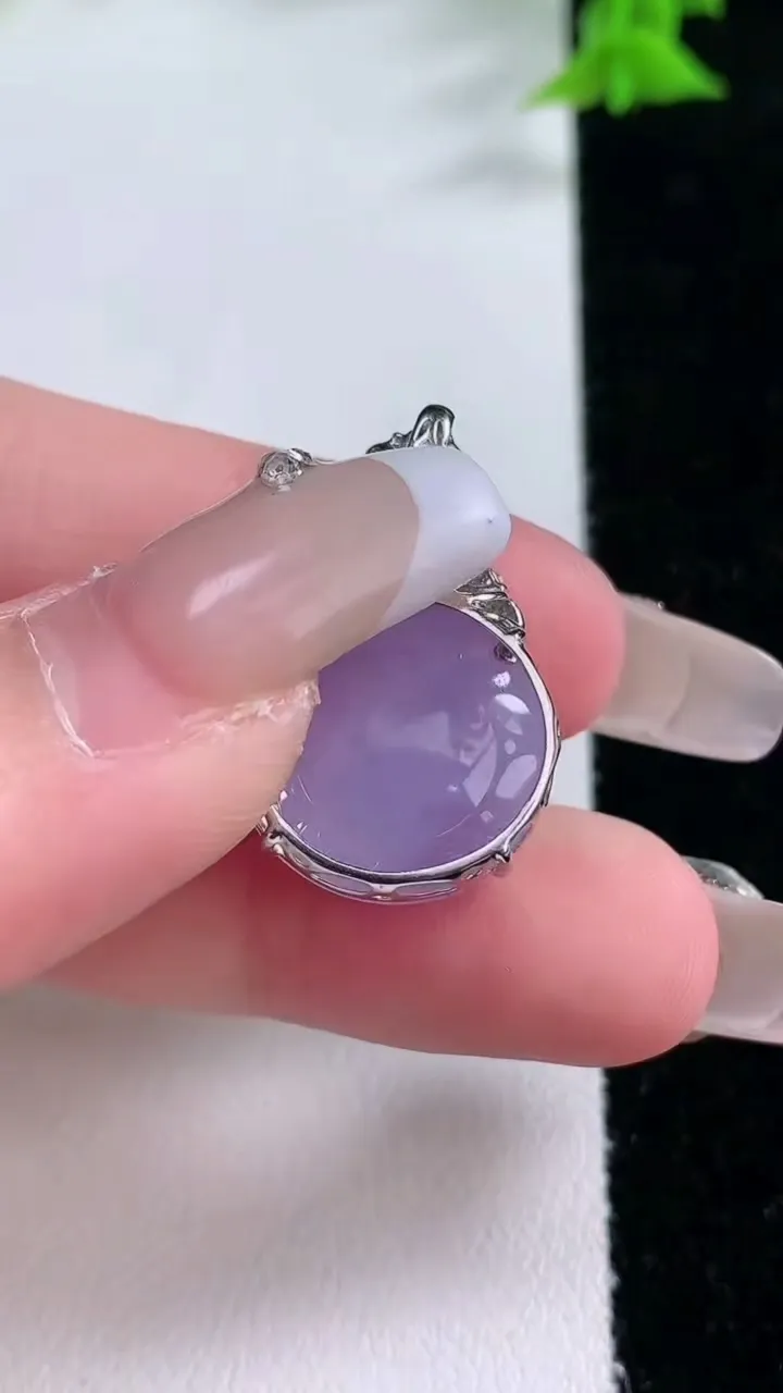 天然A货翡翠18K金紫罗兰蛋面吊坠，尺寸25.8-15-16.2-9.5，重量:5.13g
1月27日