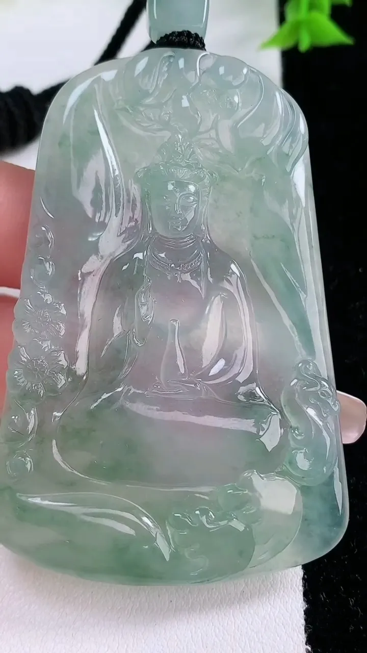 天然A货翡翠种飘花观音菩萨吊坠，尺寸66.2-43.4-4.7，重量:38.00g
1月27日
