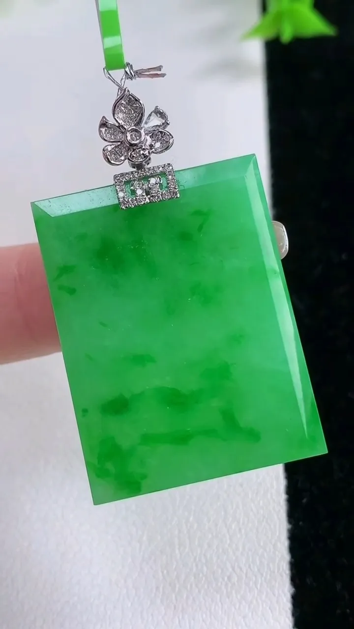 天然A货翡翠无事牌吊坠，尺寸32-24.2-3.6，重量:10.57g
1月27日