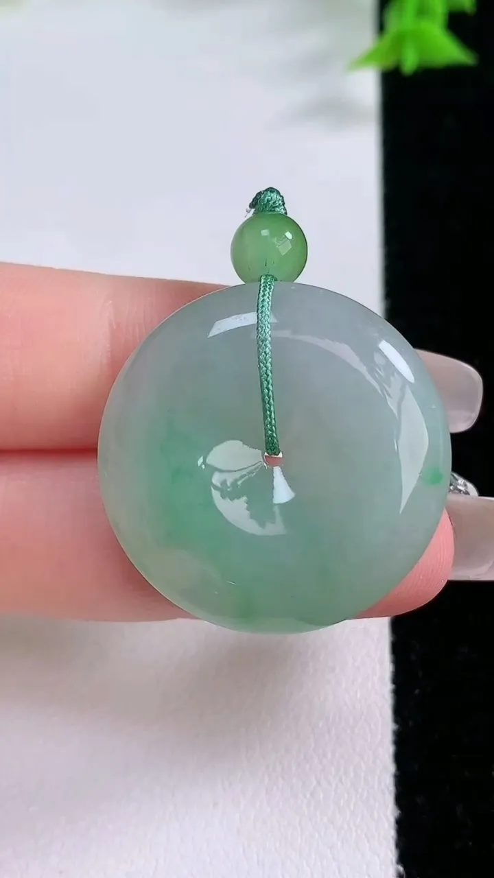 天然A货翡翠平安扣吊坠，尺寸28-6，重量:10.05g
1月27日