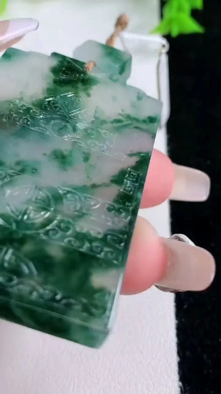 天然A货翡翠种飘花仿古无事牌吊坠，尺寸56-33-5.5，重量:36.00g
1月27日