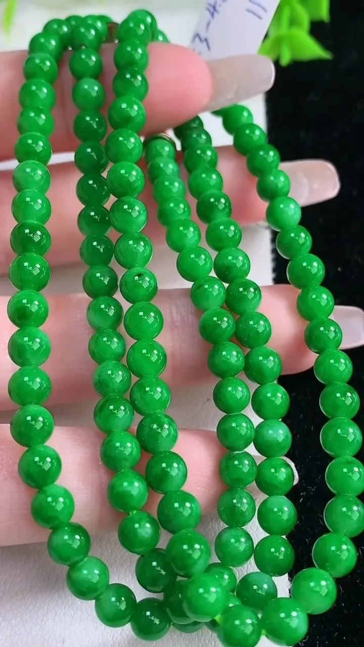 天然A货翡翠圆珠项链，尺寸5.3-118颗重量:27.10g
1月27日