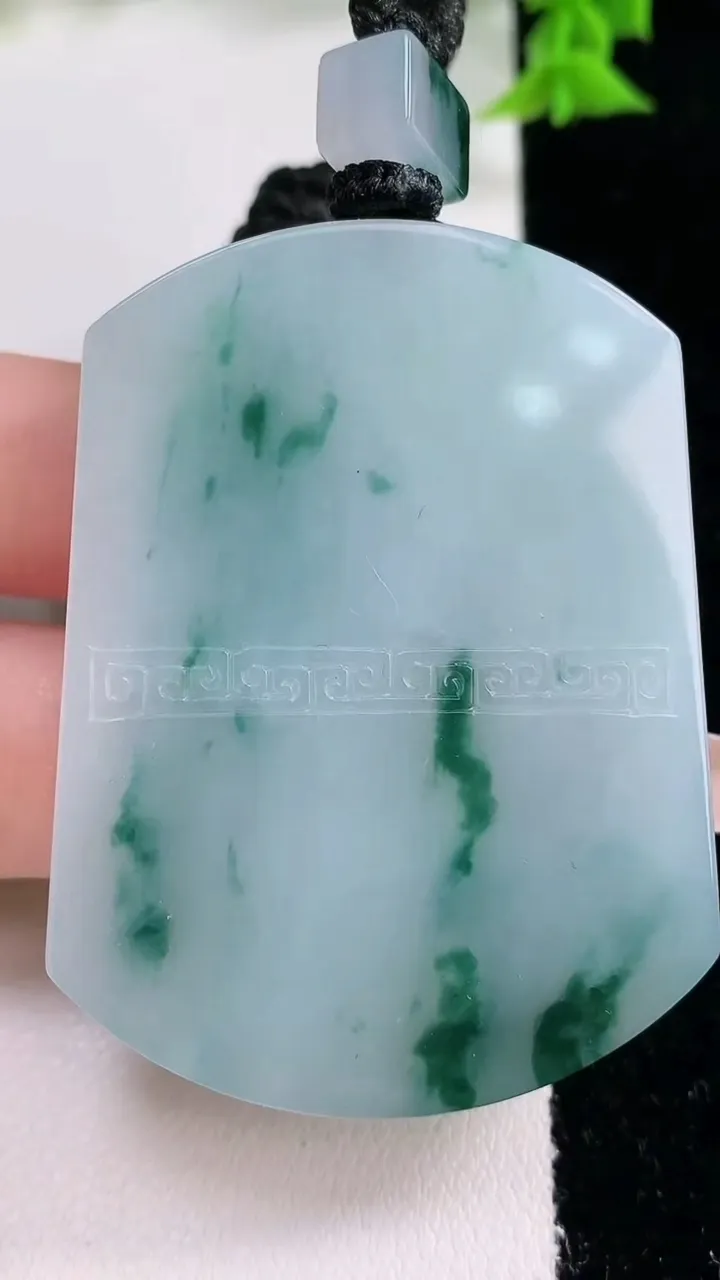 天然A货翡翠飘花仿古无事牌吊坠，尺寸54-40.7-5.7，重量:42.01g
1月27日