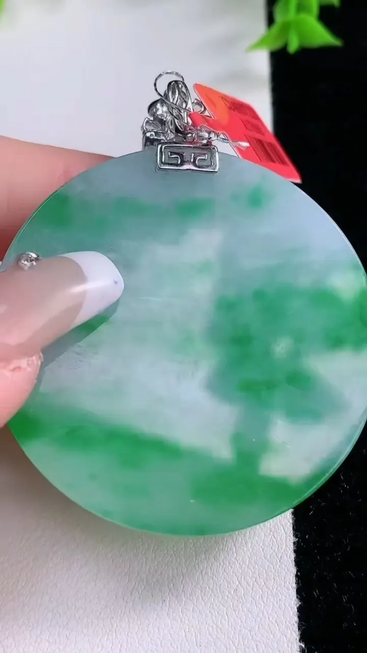 天然A货翡翠无事牌吊坠，尺寸47.8-5.8，重量:38.08g
1月27日