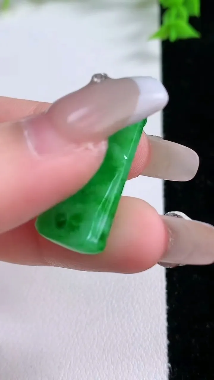 天然A货翡翠节节高升 竹节吊坠，尺寸27.8-13-4.8，重量:4.61g
1月27日