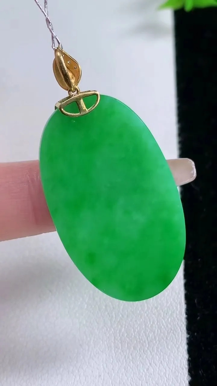 天然A货翡翠无事牌吊坠，尺寸37-21.4-3.3，重量:8.36g
1月27日