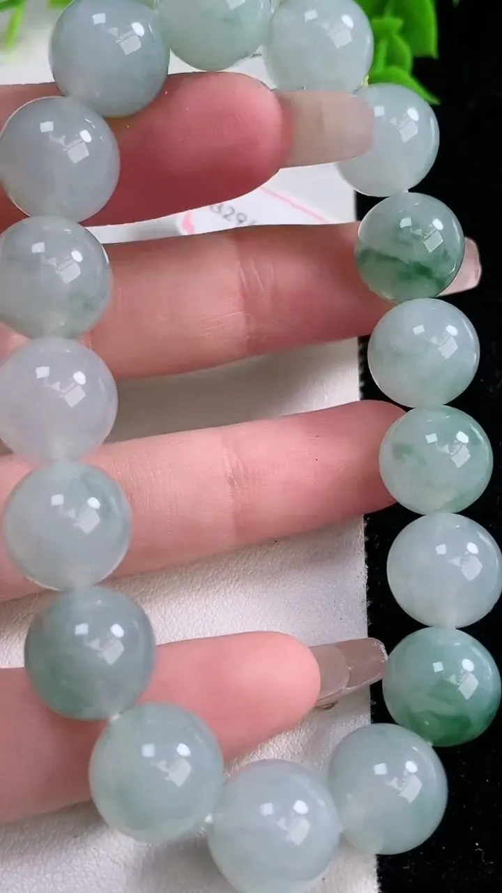 天然A货翡翠飘花圆珠手串，尺寸11.8-17颗，重量:52.33g1月27日
工厂直销收藏佳品,种好水足，色泽均匀，有种有色，上手高大气！