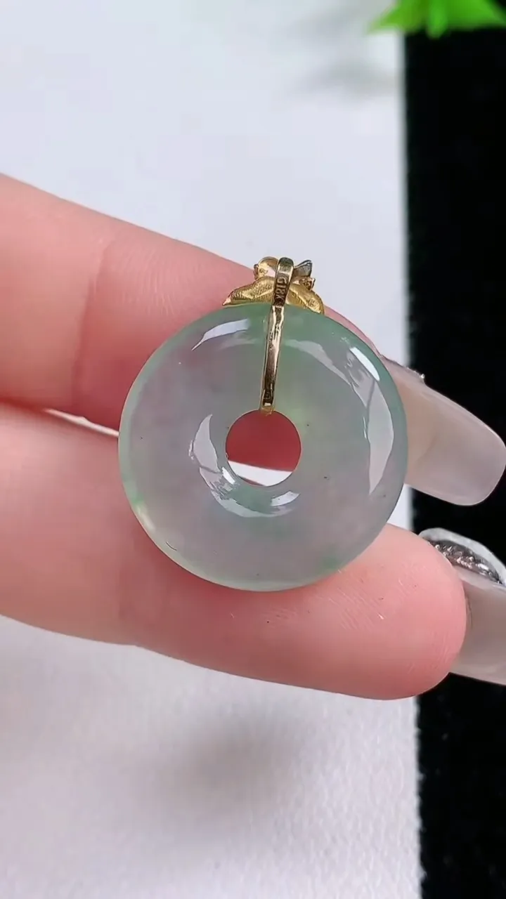 天然A货翡翠平安环吊坠，尺寸20-3.4，重量:2.94g
1月27日