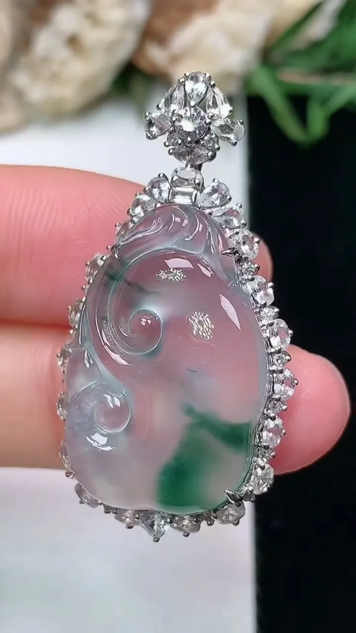 天然A货翡翠飘花如意吊坠，尺寸37.8-19.3-7.8，裸石24.5-16，重量:5.55g
1月27日