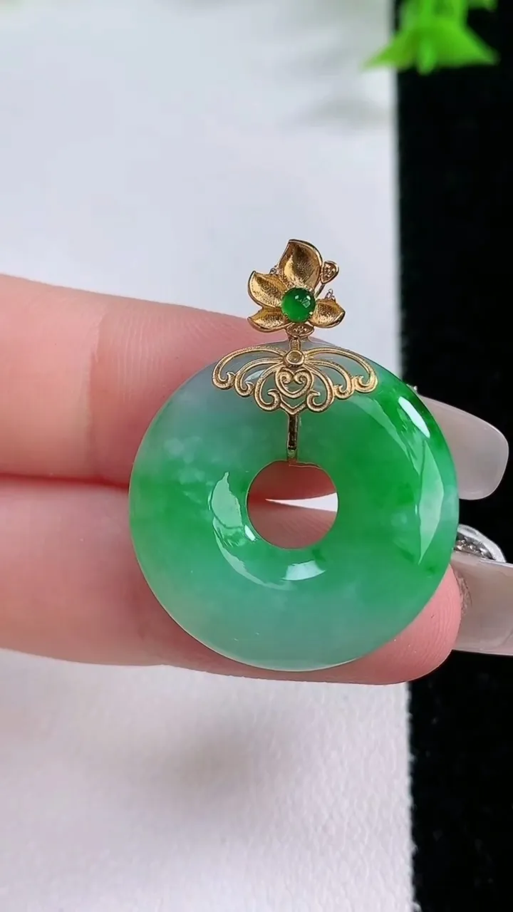 天然A货翡翠平安环吊坠，尺寸24-4.5，重量:5.57g
1月27日