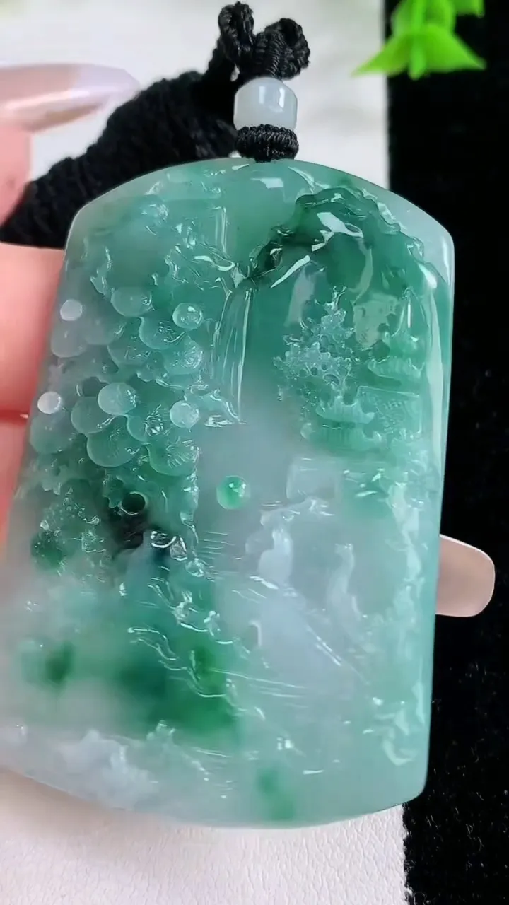 天然A货翡翠牌吊坠，尺寸58.8-39.2-6.2，重量:36.00g
1月27日