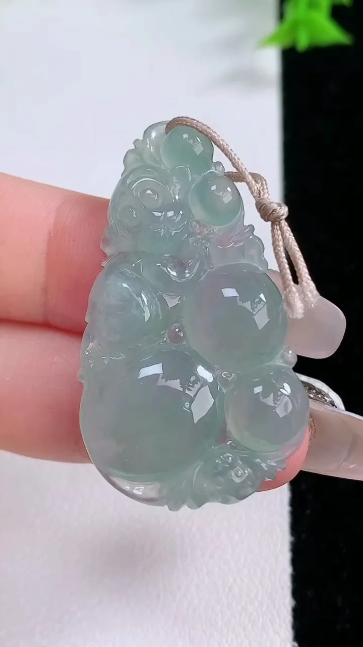 天然A货翡翠生肖猴吊坠，尺寸39.8-22.8-5.2，重量:7.37g
1月27日