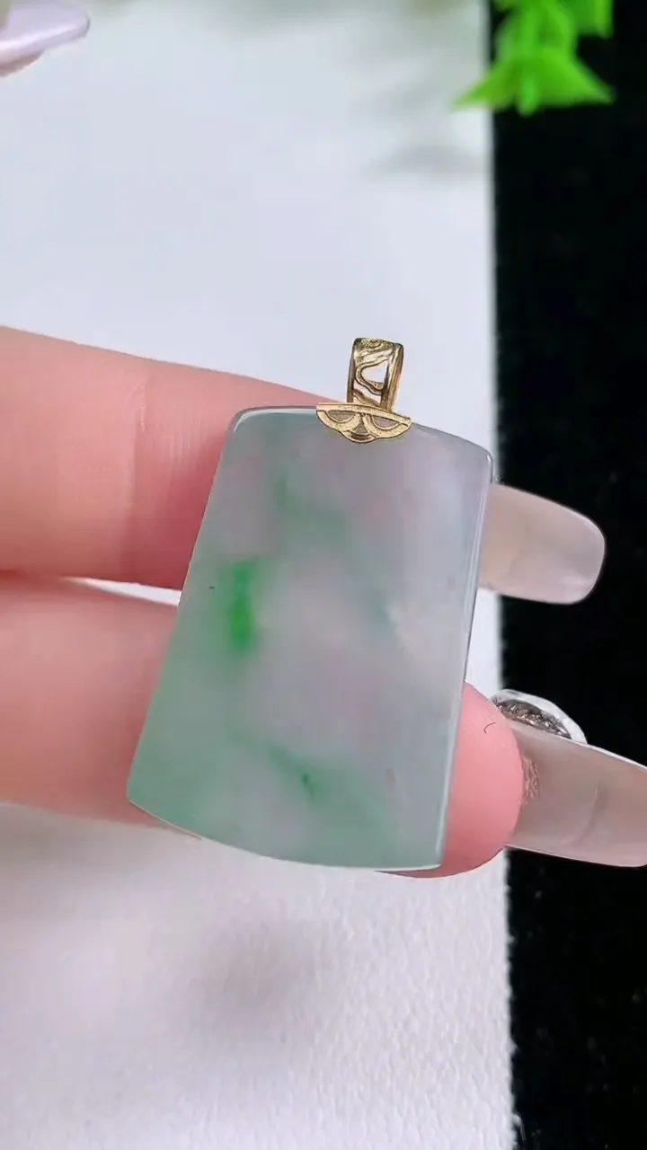 天然A货翡翠无事牌吊坠，尺寸28-18.2-2.4，重量:4.48g
1月27日