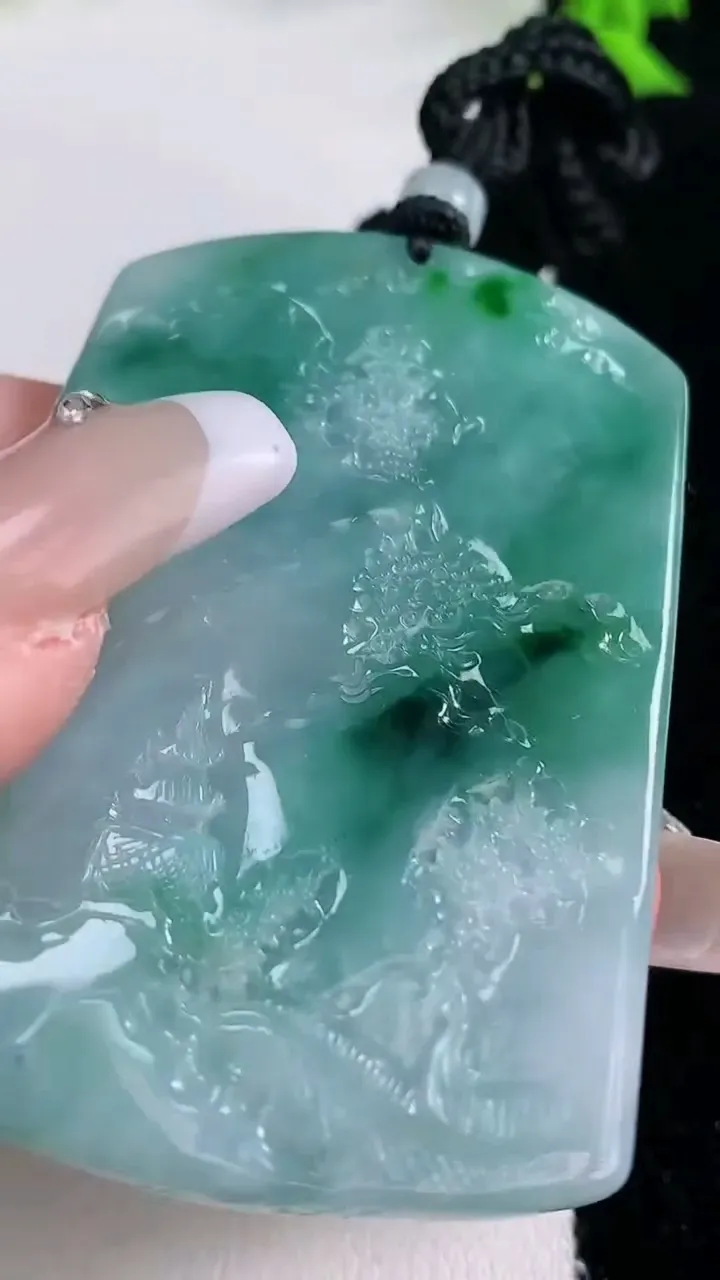 天然A货翡翠牌吊坠，尺寸58.8-39.2-6.2，重量:36.00g
1月27日