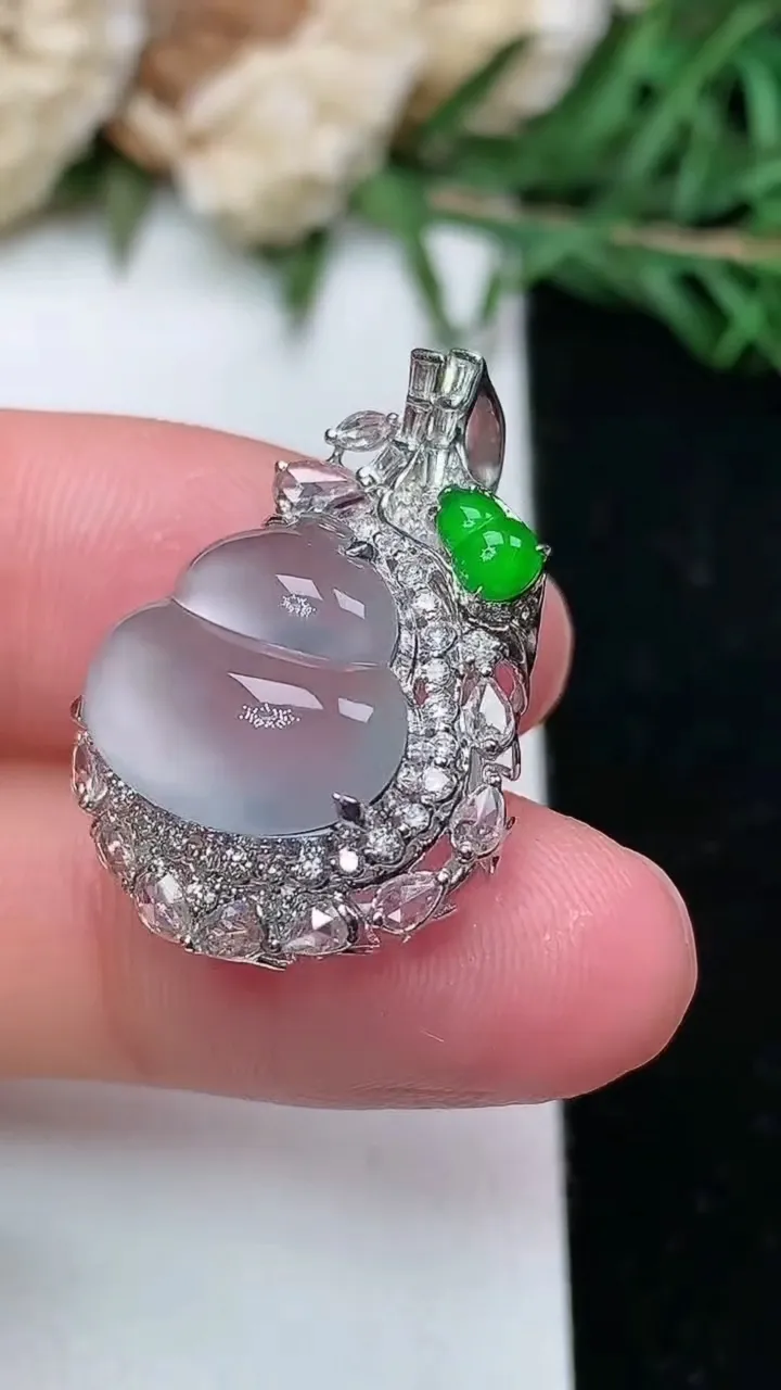 天然A货翡翠白冰葫芦吊坠，尺寸24.9-18.7-11.8，裸石12.2-13.4，重量:3.76g
1月27日，重量:3.76g