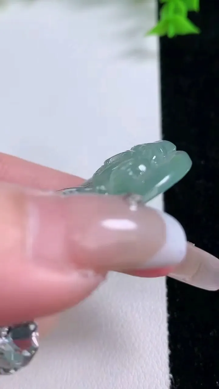 天然A货翡翠大势至菩萨吊坠，尺寸54.6-40-5.2，重量:23.14g
1月27日