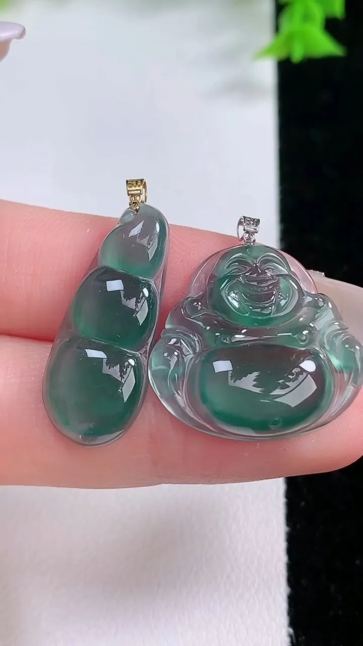 天然A货翡翠福豆吊坠一对，尺寸26-9.8-3.5，重量:5.68g
1月27日