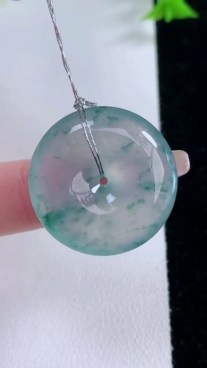 天然A货翡翠种飘花平安扣吊坠，尺寸25.2-6，重量:8.00g
1月27日