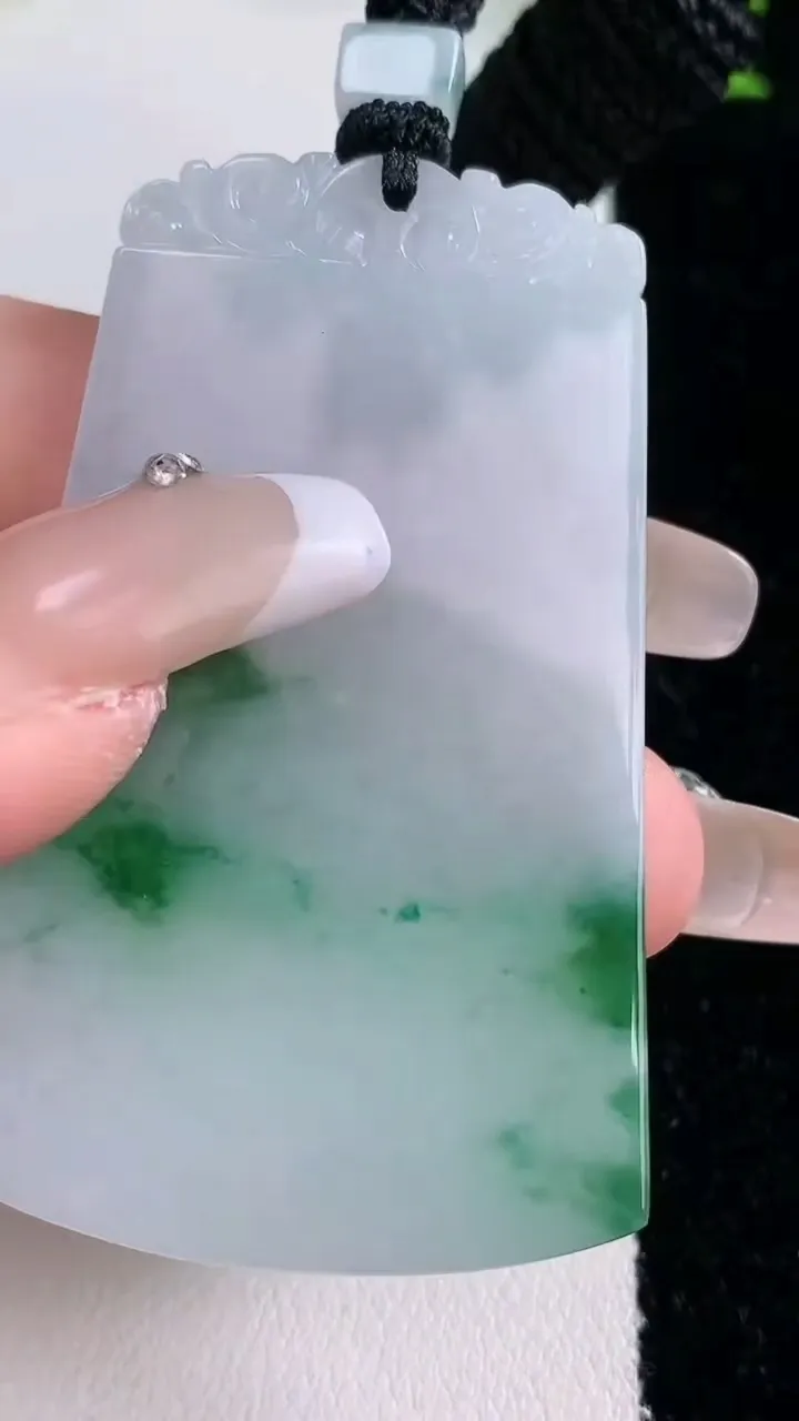 天然A货翡翠飘花无事牌吊坠，尺寸56.5-34-3.5，重量:24.62g
1月27日