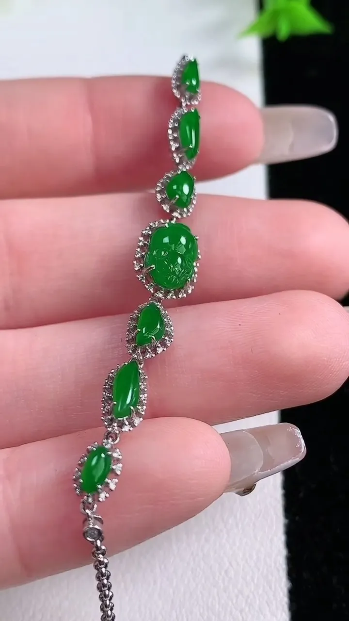 天然A货翡翠随形手链，尺寸8.4-5.7，重量:3.54g
1月27日
