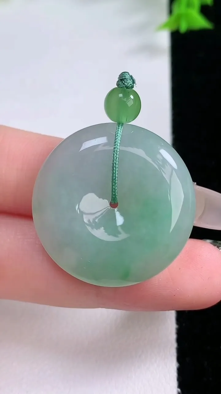 天然A货翡翠平安扣吊坠，尺寸28-6，重量:10.05g
1月27日