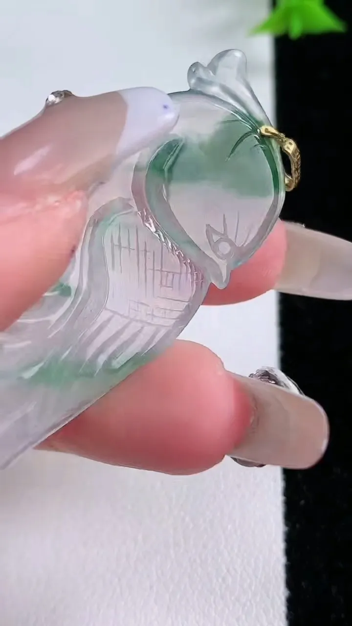 天然A货翡翠英明神武吊坠，尺寸54-19.4-2.9，重量:6.52g
1月27日