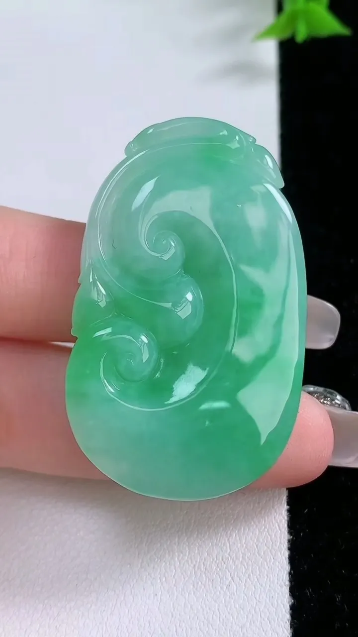 天然A货翡翠如意吊坠，尺寸46-27.7-8.2，重量:21.98g
1月27日