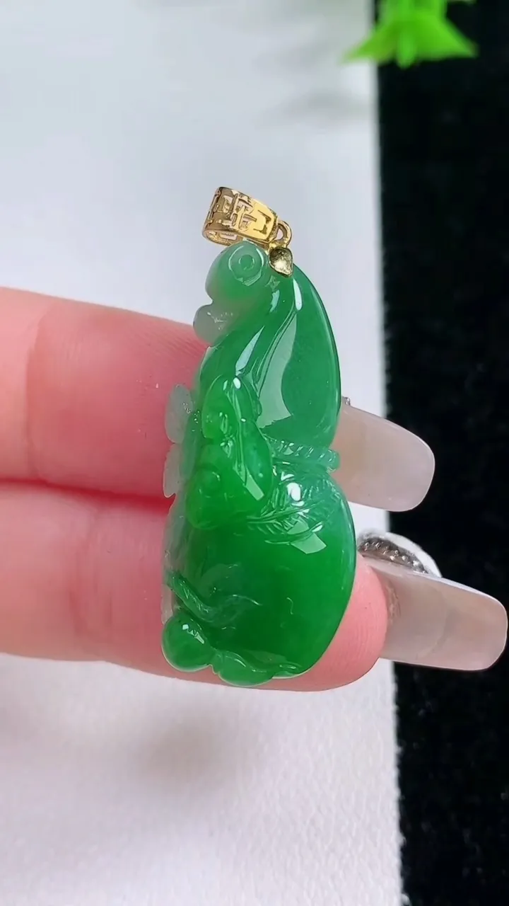 天然A货翡翠葫芦吊坠，尺寸32-14.5-10.4，重量:7.68g
1月27日