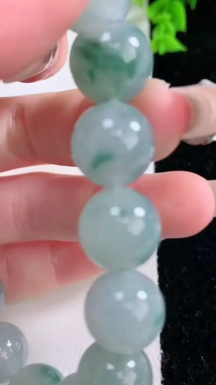 天然A货翡翠种飘花圆珠手串，尺寸12.8-16颗，重量:58.43g1月27日
工厂直销收藏佳品,种好水足，色泽均匀，有种有色，上手高大气！