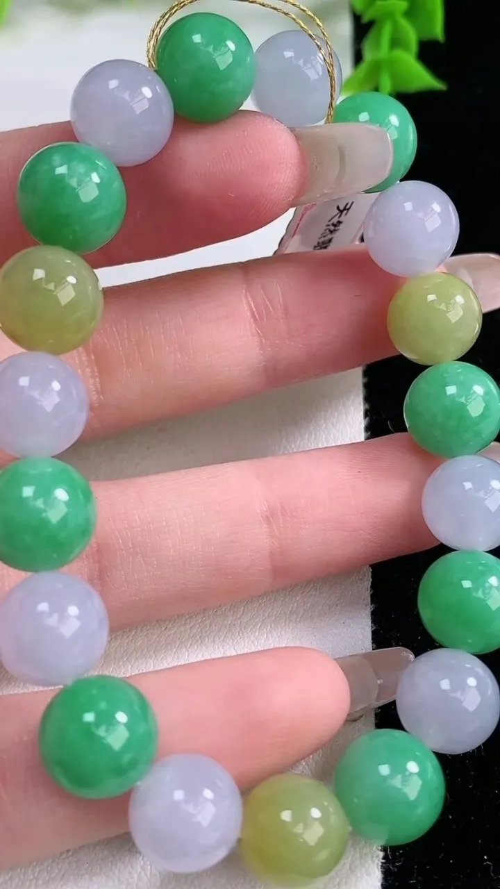 天然A货翡翠三彩圆珠手串，尺寸10-19颗，重量:34.05g1月27日
工厂直销收藏佳品,种好水足，色泽均匀，有种有色，上手高大气！