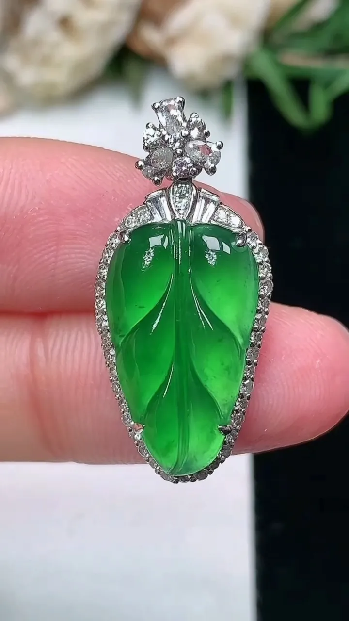 天然A货翡翠金枝玉叶 叶子吊坠，尺寸27.9-13-7.3，裸石17.8-11，重量:4.32g
1