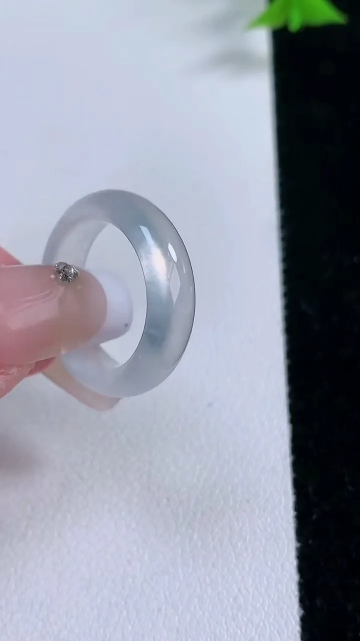 天然A货翡翠种白冰指环戒指，尺寸15.8-5.4-3.2，重量:3.42g2026年1月27日
工厂直销收藏佳品,种好水足，色泽均匀，有种有色，上手高大气！