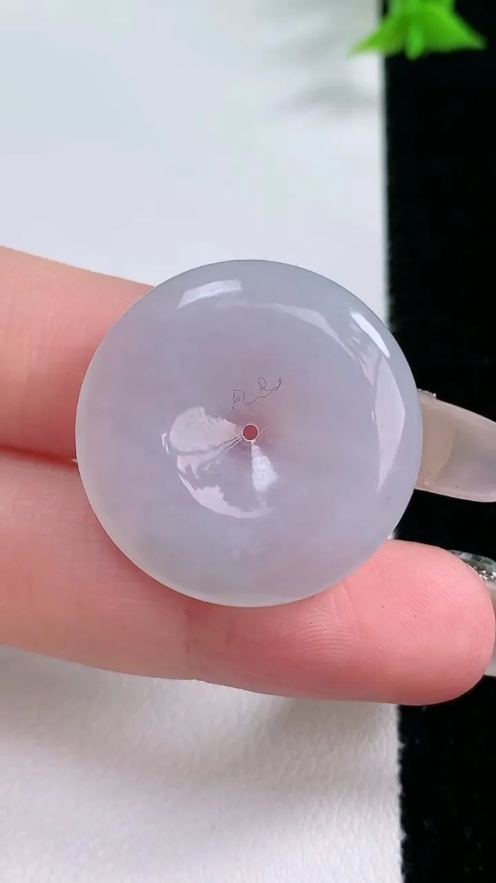 天然A货翡翠平安扣吊坠，尺寸26.4-4.6，重量:6.84g
1月27日