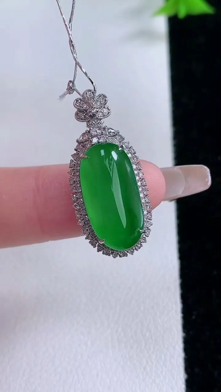 天然A货翡翠福瓜吊坠，尺寸27.3-12.3-8，裸石16.5-8重量:3.00g
1月27日