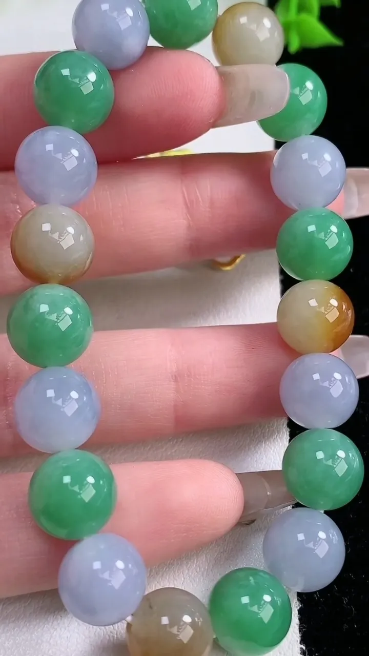 天然A货翡翠三彩圆珠手串，尺寸10-19颗，重量:33.13g1月27日
工厂直销收藏佳品,种好水足，色泽均匀，有种有色，上手高大气！