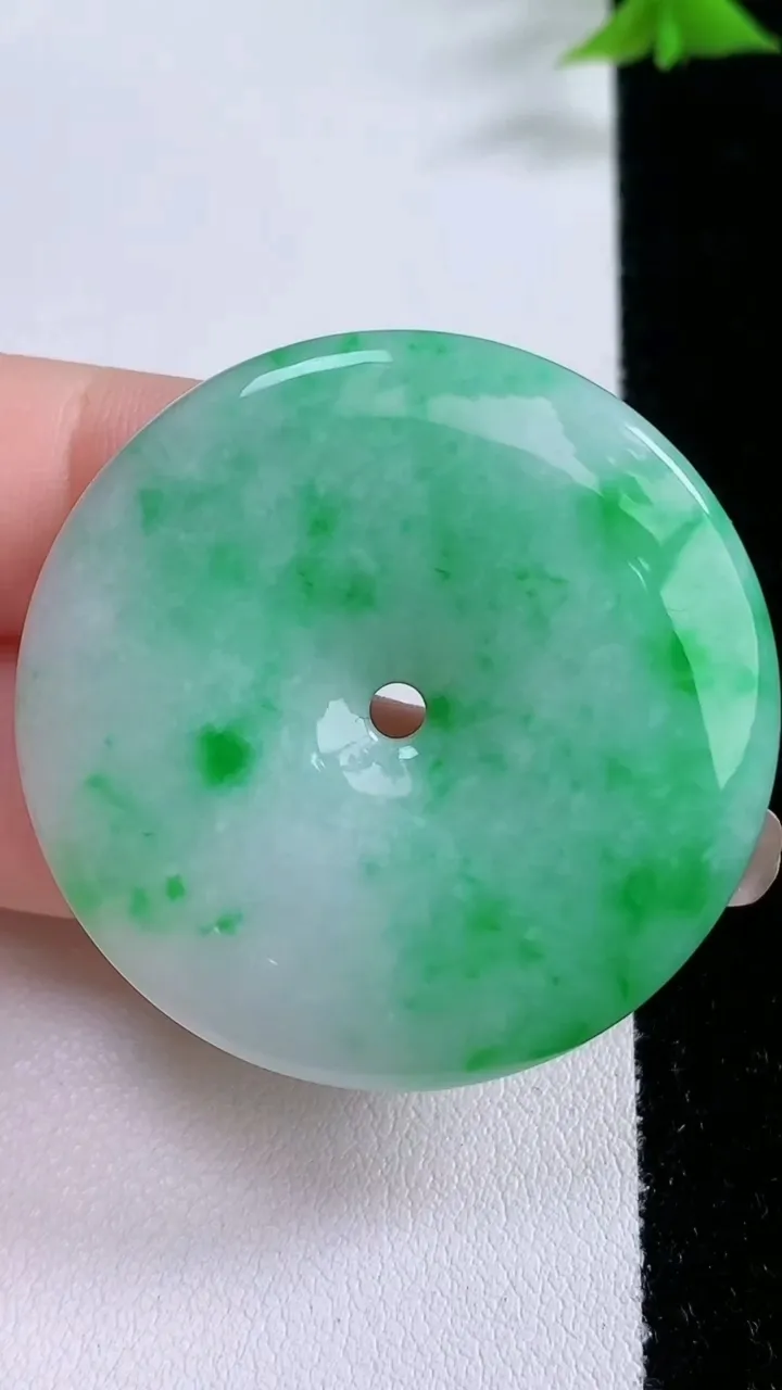 天然A货翡翠平安扣吊坠，尺寸40-6.4，重量:23.00g
1月27日